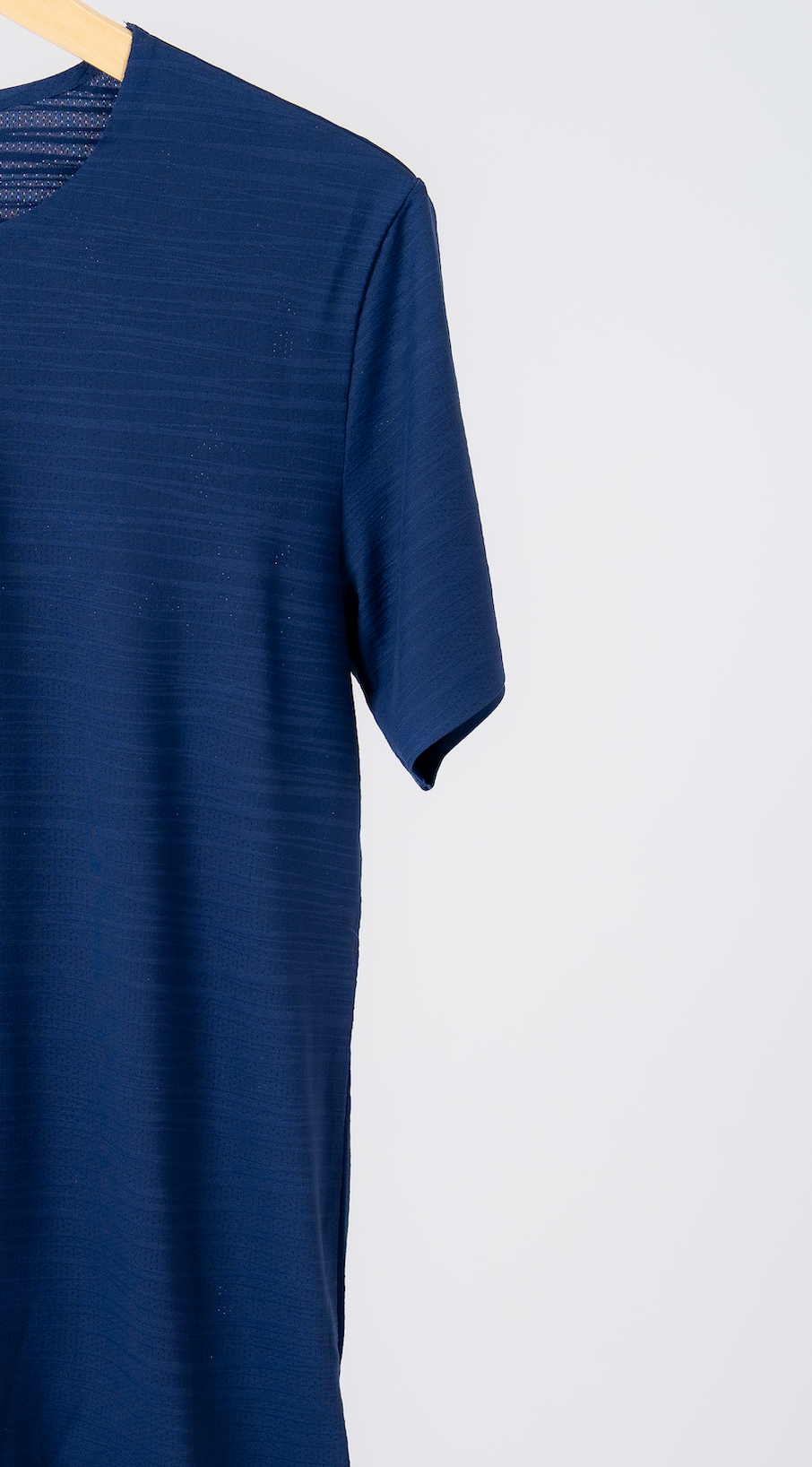 A closeup of the Omaha, a durable workout shirt in navy color made out of high quality breathable fabric. Designed for the man who is flexible and adjusts to the environment.